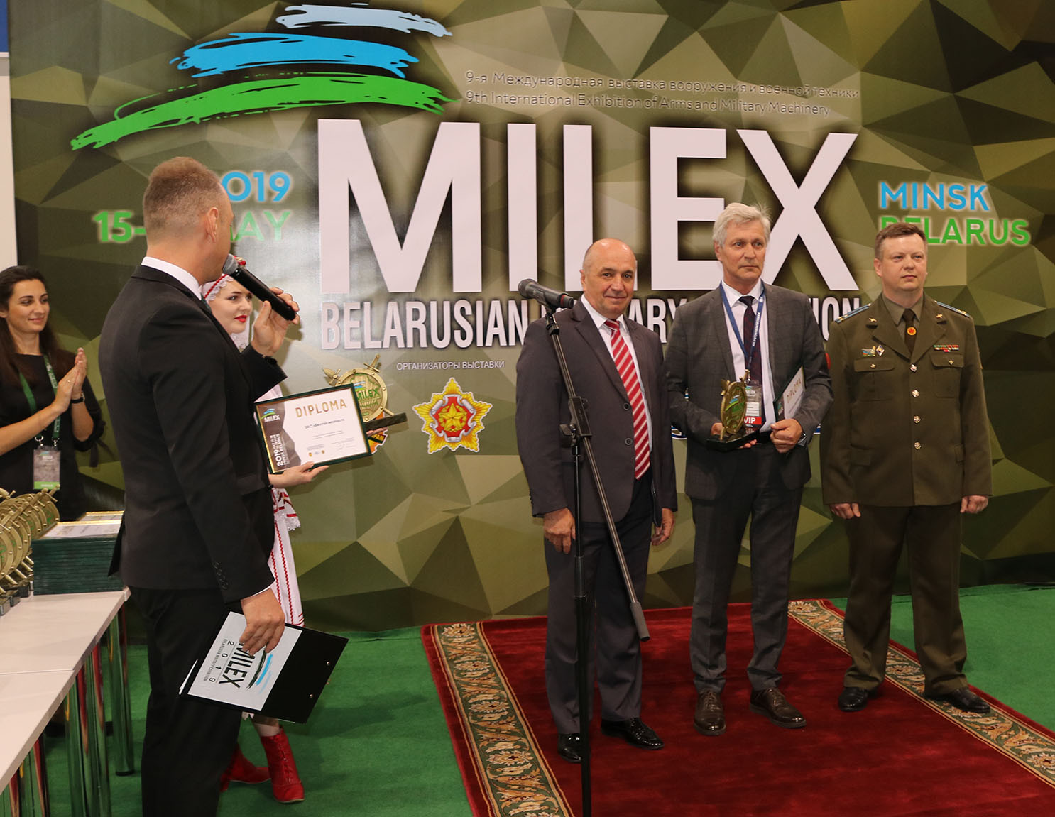 Во время церемонии закрытия участники выставки MILEX-2019 получили памятные награды