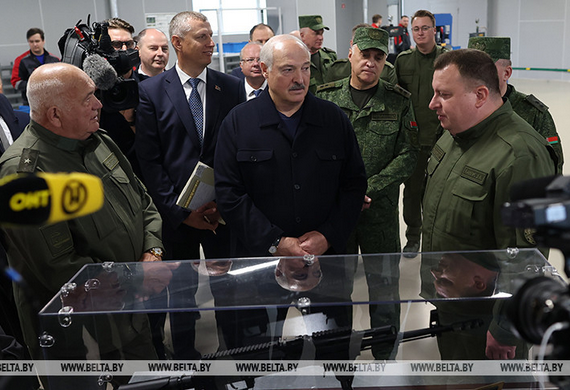 «Это основа любой армии». Александр Лукашенко посетил уникальное производство стрелкового оружия Госкомвоенпрома